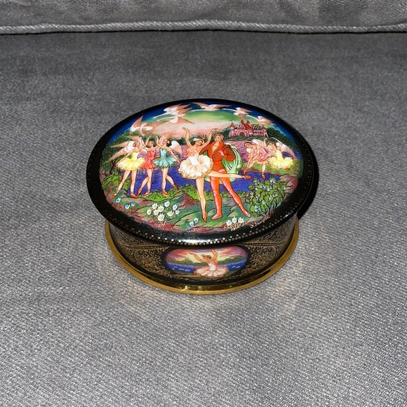 Vintage Ardleigh Elliott & Sons Porcelain Trinket music box. - Picture 4 of 10